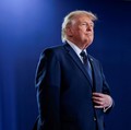 Presiden AS Donald Trump berdiri di atas panggung pada hari menyampaikan pidato di Rockland Community College di Suffern, New York, AS, 22 Mei 2026. (REUTERS/Kylie Cooper)