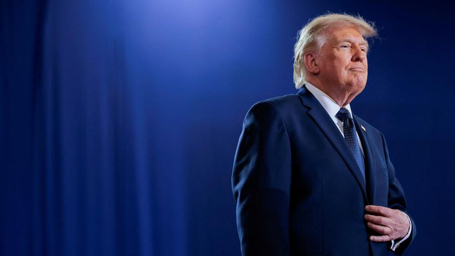 Presiden AS Donald Trump berdiri di atas panggung pada hari menyampaikan pidato di Rockland Community College di Suffern, New York, AS, 22 Mei 2026. (REUTERS/Kylie Cooper)