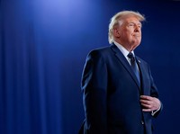 Presiden AS Donald Trump berdiri di atas panggung pada hari menyampaikan pidato di Rockland Community College di Suffern, New York, AS, 22 Mei 2026. (REUTERS/Kylie Cooper)