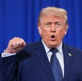 Presiden AS Donald Trump memberi isyarat saat tiba untuk menyampaikan pidato di Rockland Community College di Suffern, New York, AS, 22 Mei 2026. (REUTERS/Kylie Cooper)