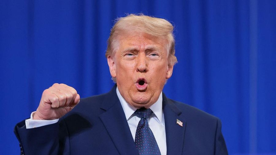Presiden AS Donald Trump memberi isyarat saat tiba untuk menyampaikan pidato di Rockland Community College di Suffern, New York, AS, 22 Mei 2026. (REUTERS/Kylie Cooper)