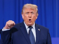 Presiden AS Donald Trump memberi isyarat saat tiba untuk menyampaikan pidato di Rockland Community College di Suffern, New York, AS, 22 Mei 2026. (REUTERS/Kylie Cooper)