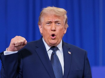 Presiden AS Donald Trump memberi isyarat saat tiba untuk menyampaikan pidato di Rockland Community College di Suffern, New York, AS, 22 Mei 2026. (REUTERS/Kylie Cooper)