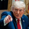 Presiden AS Donald Trump menunjuk jarinya saat rapat kabinet di Ruang Kabinet di Gedung Putih, di Washington, D.C., AS, 27 Mei 2026. (REUTERS/Evan Vucci)