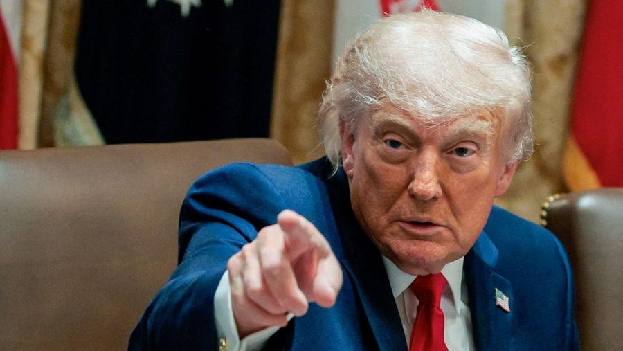Presiden AS Donald Trump menunjuk jarinya saat rapat kabinet di Ruang Kabinet di Gedung Putih, di Washington, D.C., AS, 27 Mei 2026. (REUTERS/Evan Vucci)