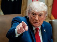 Presiden AS Donald Trump menunjuk jarinya saat rapat kabinet di Ruang Kabinet di Gedung Putih, di Washington, D.C., AS, 27 Mei 2026. (REUTERS/Evan Vucci)