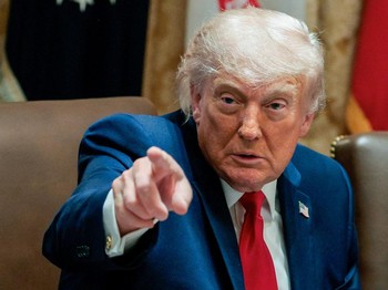 Presiden AS Donald Trump menunjuk jarinya saat rapat kabinet di Ruang Kabinet di Gedung Putih, di Washington, D.C., AS, 27 Mei 2026. (REUTERS/Evan Vucci)