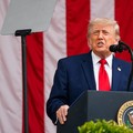 Presiden AS Donald Trump menyampaikan pidato di Amfiteater Memorial selama acara Hari Peringatan di Pemakaman Nasional Arlington, Arlington, Virginia, AS, 25 Mei 2026. (REUTERS/Nathan Howard)