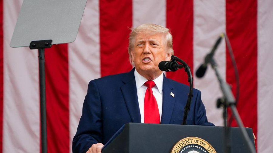 Presiden AS Donald Trump menyampaikan pidato di Amfiteater Memorial selama acara Hari Peringatan di Pemakaman Nasional Arlington, Arlington, Virginia, AS, 25 Mei 2026. (REUTERS/Nathan Howard)