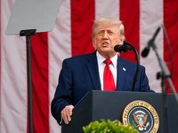 Presiden AS Donald Trump menyampaikan pidato di Amfiteater Memorial selama acara Hari Peringatan di Pemakaman Nasional Arlington, Arlington, Virginia, AS, 25 Mei 2026. (REUTERS/Nathan Howard)