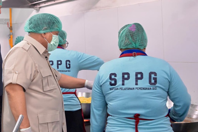 Presiden Prabowo Subianto meninjau langsung Satuan Pelayanan Pemenuhan Gizi (SPPG) di Palmerah, Jakarta, Selasa, (2/6/2026). (BPMI)