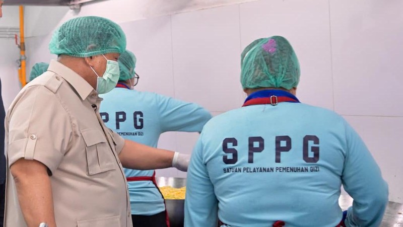 Presiden Prabowo Subianto meninjau langsung Satuan Pelayanan Pemenuhan Gizi (SPPG) di Palmerah, Jakarta, Selasa, (2/6/2026). (BPMI)