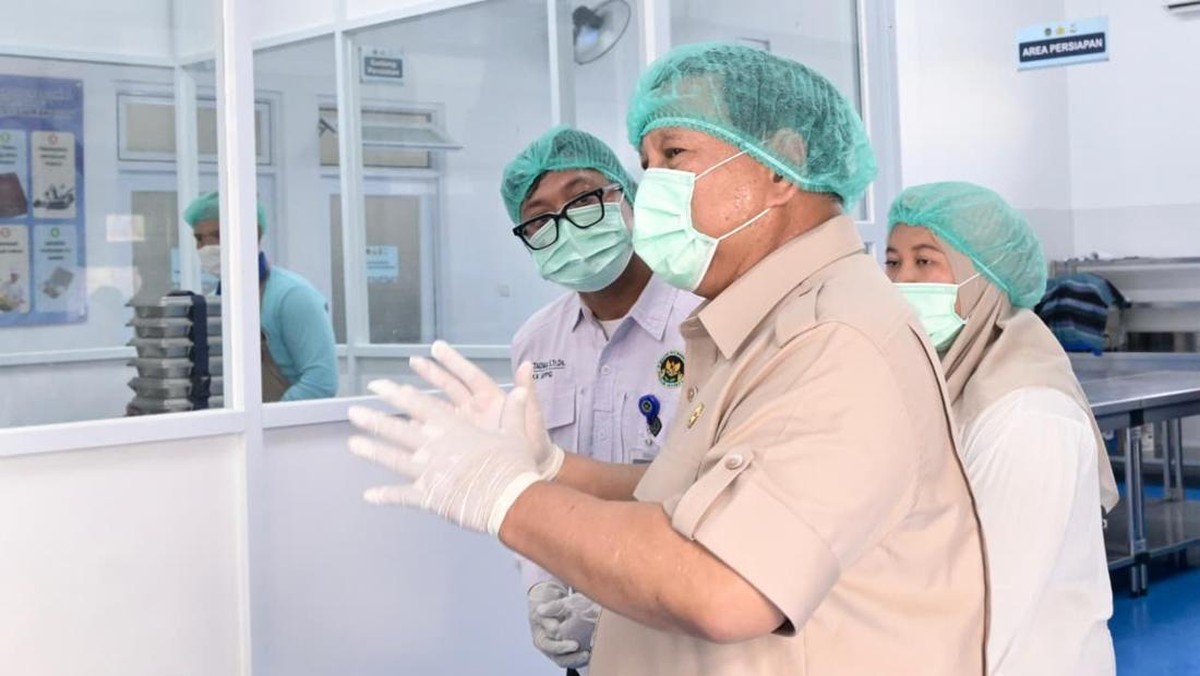 Momen Prabowo Tinjau SPPG Palmerah, Blusukan Cek Dapur-Green House