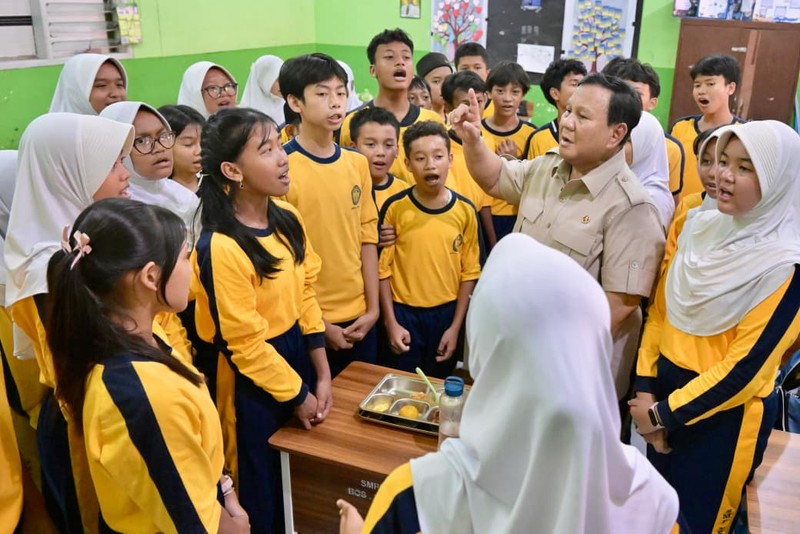 Presiden Prabowo Subianto meninjau pelaksanaan Program Makan Bergizi Gratis (MBG) di Sekolah Menengah Pertama Negeri (SMPN) 111 Jakarta pada Selasa, (2/6/2026). (BPMI)