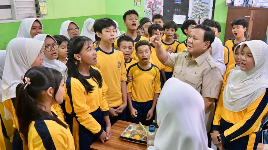 Presiden Prabowo Subianto meninjau pelaksanaan Program Makan Bergizi Gratis (MBG) di Sekolah Menengah Pertama Negeri (SMPN) 111 Jakarta pada Selasa, (2/6/2026). (BPMI)
