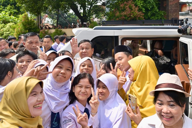 Presiden Prabowo Subianto meninjau pelaksanaan Program Makan Bergizi Gratis (MBG) di Sekolah Menengah Pertama Negeri (SMPN) 111 Jakarta pada Selasa, (2/6/2026). (BPMI)