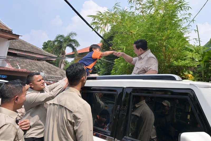 Presiden Prabowo Subianto meninjau pelaksanaan Program Makan Bergizi Gratis (MBG) di Sekolah Menengah Pertama Negeri (SMPN) 111 Jakarta pada Selasa, (2/6/2026). (BPMI)