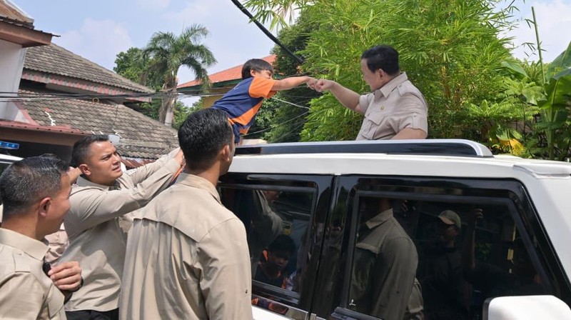 Presiden Prabowo Subianto meninjau pelaksanaan Program Makan Bergizi Gratis (MBG) di Sekolah Menengah Pertama Negeri (SMPN) 111 Jakarta pada Selasa, (2/6/2026). (BPMI)