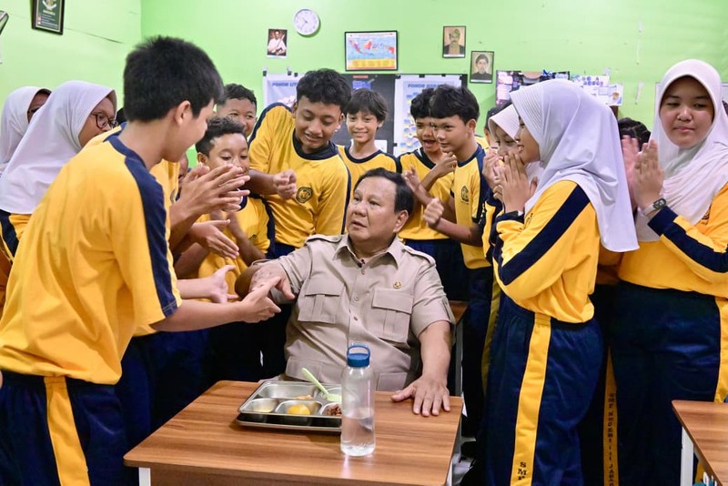 Presiden Prabowo Subianto meninjau pelaksanaan Program Makan Bergizi Gratis (MBG) di Sekolah Menengah Pertama Negeri (SMPN) 111 Jakarta pada Selasa, (2/6/2026). (BPMI)