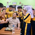 Presiden Prabowo Subianto meninjau pelaksanaan Program Makan Bergizi Gratis (MBG) di Sekolah Menengah Pertama Negeri (SMPN) 111 Jakarta pada Selasa, (2/6/2026). (BPMI)