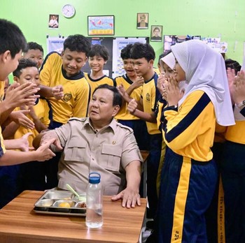 Presiden Prabowo Subianto meninjau pelaksanaan Program Makan Bergizi Gratis (MBG) di Sekolah Menengah Pertama Negeri (SMPN) 111 Jakarta pada Selasa, (2/6/2026). (BPMI)