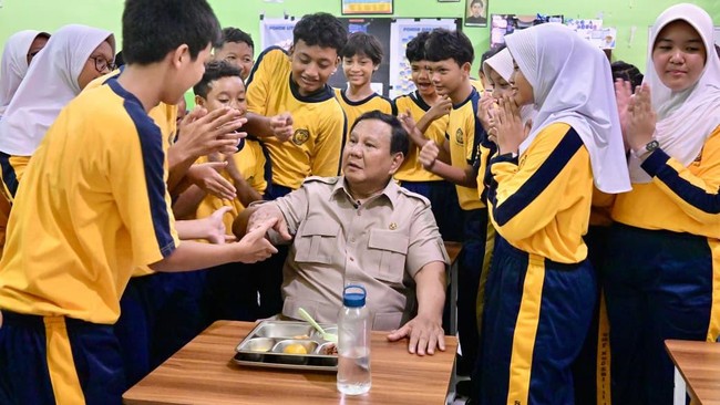 Prabowo Cek MBG di SMPN 111 Jakarta, Ikut Makan Bersama Siswa