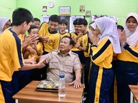 Foto: Presiden Prabowo Subianto meninjau pelaksanaan program Makan Bergizi Gratis (MBG) di Sekolah Menengah Pertama Negeri (SMPN) 111 Jakarta, Selasa (2/6/2026). (Dokumentasi BPMI Sekretariat Presiden)