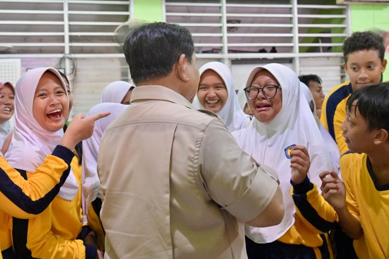 Presiden Prabowo Subianto meninjau pelaksanaan Program Makan Bergizi Gratis (MBG) di Sekolah Menengah Pertama Negeri (SMPN) 111 Jakarta pada Selasa, (2/6/2026). (BPMI)
