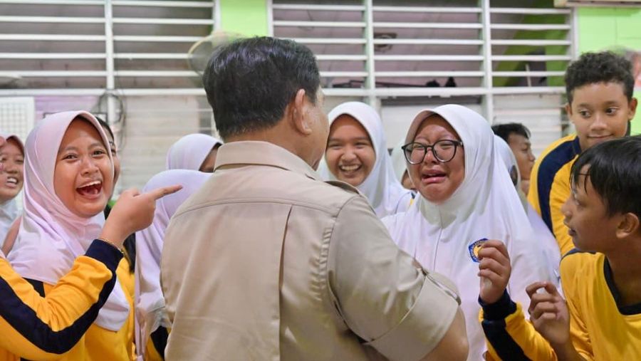 Presiden Prabowo Subianto meninjau pelaksanaan Program Makan Bergizi Gratis (MBG) di Sekolah Menengah Pertama Negeri (SMPN) 111 Jakarta pada Selasa, (2/6/2026). (BPMI)