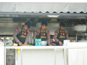 Brimob Polda Metro Dirikan Dapur Bantu Warga Terdampak Kebakaran Kemayoran