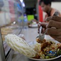 Sejumlah pengunjung memilih menu makanan di Warteg kawasan Pasar Minggu, Jakarta, Selasa, (2/6/2026). (CNBC Indonesia/Muhammad Sabki)