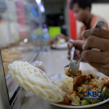 Sejumlah pengunjung memilih menu makanan di Warteg kawasan Pasar Minggu, Jakarta, Selasa, (2/6/2026). (CNBC Indonesia/Muhammad Sabki)
