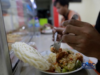Sejumlah pengunjung memilih menu makanan di Warteg kawasan Pasar Minggu, Jakarta, Selasa, (2/6/2026). (CNBC Indonesia/Muhammad Sabki)