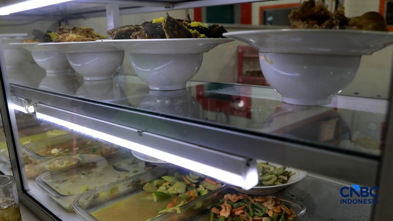 Sejumlah pengunjung memilih menu makanan di Warteg kawasan Pasar Minggu, Jakarta, Selasa, (2/6/2026). (CNBC Indonesia/Muhammad Sabki)