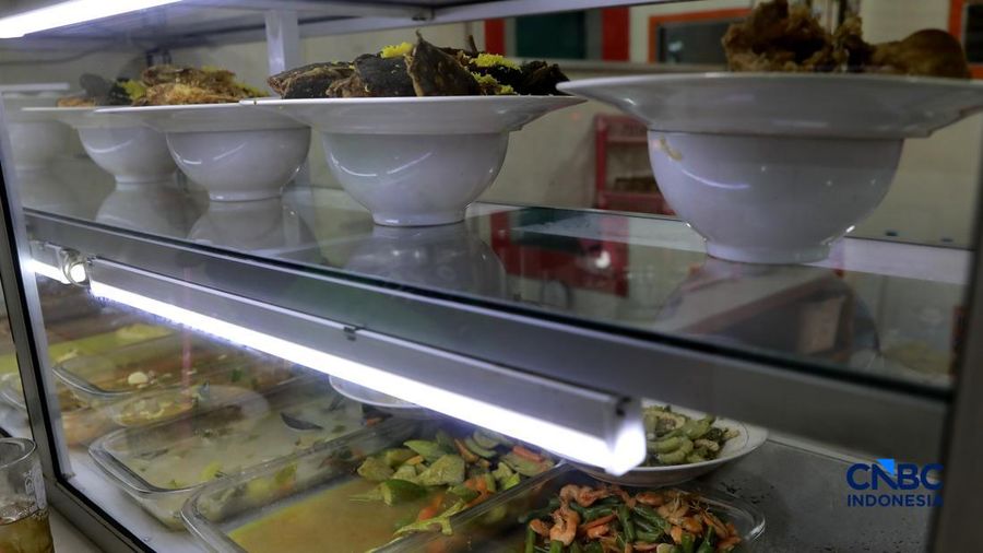 Sejumlah pengunjung memilih menu makanan di Warteg kawasan Pasar Minggu, Jakarta, Selasa, (2/6/2026). (CNBC Indonesia/Muhammad Sabki)