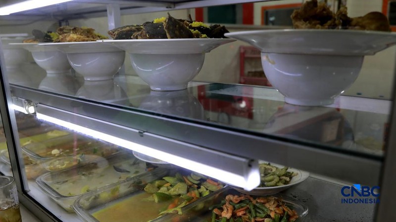 Sejumlah pengunjung memilih menu makanan di Warteg kawasan Pasar Minggu, Jakarta, Selasa, (2/6/2026). (CNBC Indonesia/Muhammad Sabki)