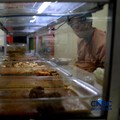 Sejumlah pengunjung memilih menu makanan di Warteg kawasan Pasar Minggu, Jakarta, Selasa, (2/6/2026). (CNBC Indonesia/Muhammad Sabki)