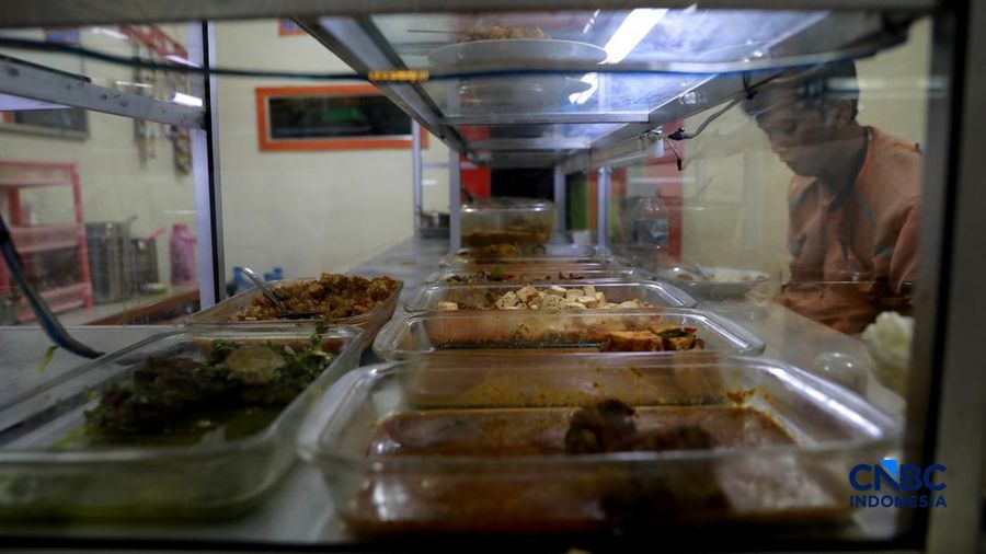 Sejumlah pengunjung memilih menu makanan di Warteg kawasan Pasar Minggu, Jakarta, Selasa, (2/6/2026). (CNBC Indonesia/Muhammad Sabki)