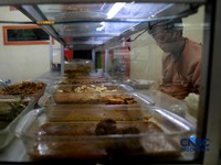 Sejumlah pengunjung memilih menu makanan di Warteg kawasan Pasar Minggu, Jakarta, Selasa, (2/6/2026). (CNBC Indonesia/Muhammad Sabki)