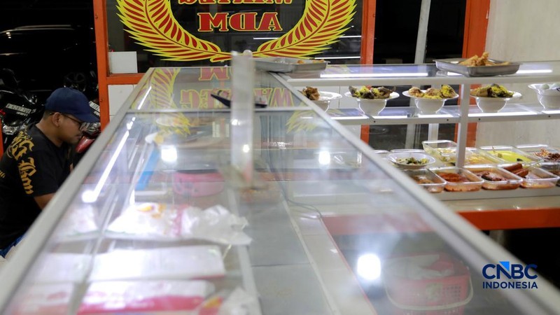 Sejumlah pengunjung memilih menu makanan di Warteg kawasan Pasar Minggu, Jakarta, Selasa, (2/6/2026). (CNBC Indonesia/Muhammad Sabki)