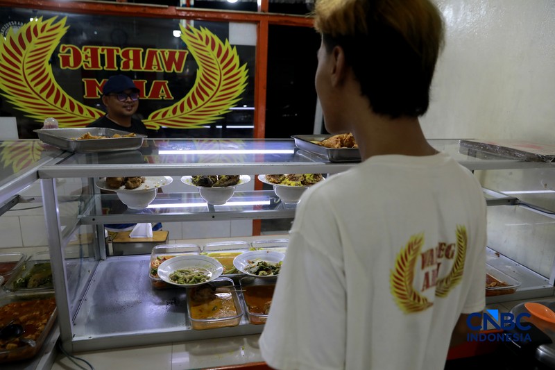 Sejumlah pengunjung memilih menu makanan di Warteg kawasan Pasar Minggu, Jakarta, Selasa, (2/6/2026). (CNBC Indonesia/Muhammad Sabki)