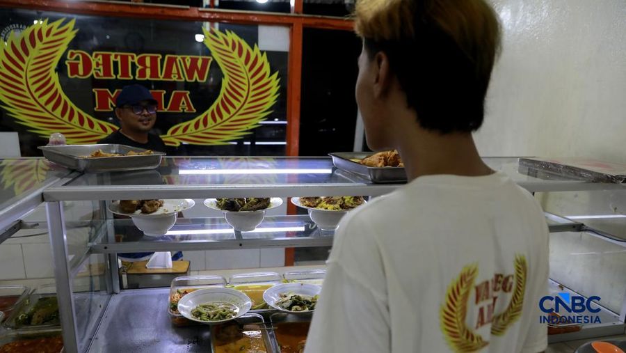 Sejumlah pengunjung memilih menu makanan di Warteg kawasan Pasar Minggu, Jakarta, Selasa, (2/6/2026). (CNBC Indonesia/Muhammad Sabki)
