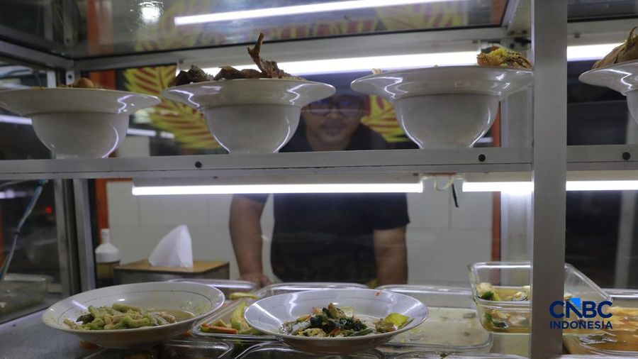 Sejumlah pengunjung memilih menu makanan di Warteg kawasan Pasar Minggu, Jakarta, Selasa, (2/6/2026). (CNBC Indonesia/Muhammad Sabki)