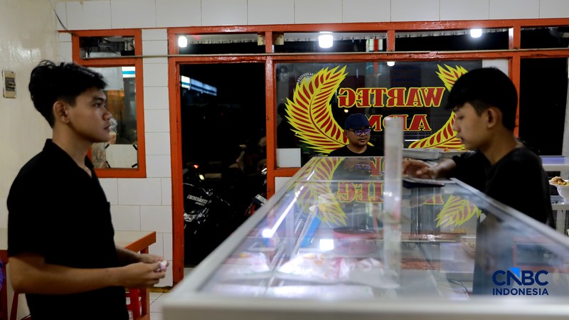 Sejumlah pengunjung memilih menu makanan di Warteg kawasan Pasar Minggu, Jakarta, Selasa, (2/6/2026). (CNBC Indonesia/Muhammad Sabki)