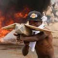 Seorang demonstran ikut serta dalam protes menentang rencana karantina Ebola yang didukung AS terkait pembangunan fasilitas berkapasitas 50 tempat tidur di pangkalan angkatan udara Kenya yang dimaksudkan untuk menampung warga Amerika yang terpapar Eb