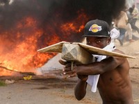 Seorang demonstran ikut serta dalam protes menentang rencana karantina Ebola yang didukung AS terkait pembangunan fasilitas berkapasitas 50 tempat tidur di pangkalan angkatan udara Kenya yang dimaksudkan untuk menampung warga Amerika yang terpapar Eb