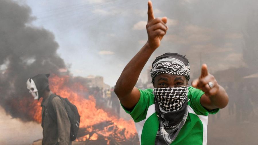 Seorang demonstran memberi isyarat saat mereka mendirikan barikade selama protes terhadap rencana karantina Ebola yang didukung AS terkait pembangunan fasilitas 50 tempat tidur di pangkalan angkatan udara Kenya yang dimaksudkan untuk menampung warga Amerika yang terpapar Ebola, di kota Nanyuki, Kabupaten Laikipia, Kenya, 1 Juni 2026.
