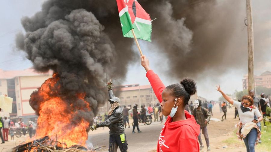Seorang demonstran memegang bendera Kenya selama protes menentang rencana karantina Ebola yang didukung AS terkait pembangunan fasilitas berkapasitas 50 tempat tidur di pangkalan angkatan udara Kenya yang dimaksudkan untuk menampung warga Amerika yang terpapar Ebola, di kota Nanyuki, Kabupaten Laikipia, Kenya, 1 Juni 2026.
