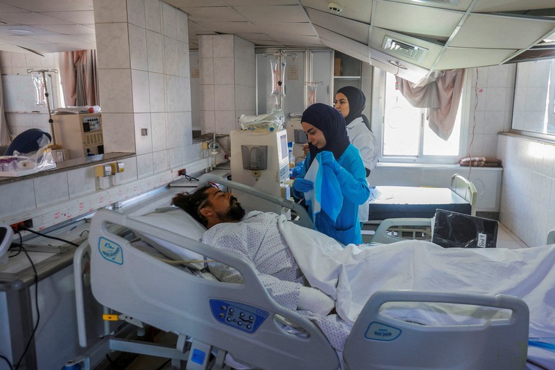 Serangan udara Israel menghantam Rumah Sakit Jabal Amel di Kota Tyre, Lebanon pada Senin (1/6/2026). Foto-foto memperlihatkan suasana mencekam, dengan kerusakan pada rumah sakit serta jendela-jendela yang hancur akibat ledakan. (REUTERS/Aziz Taher)