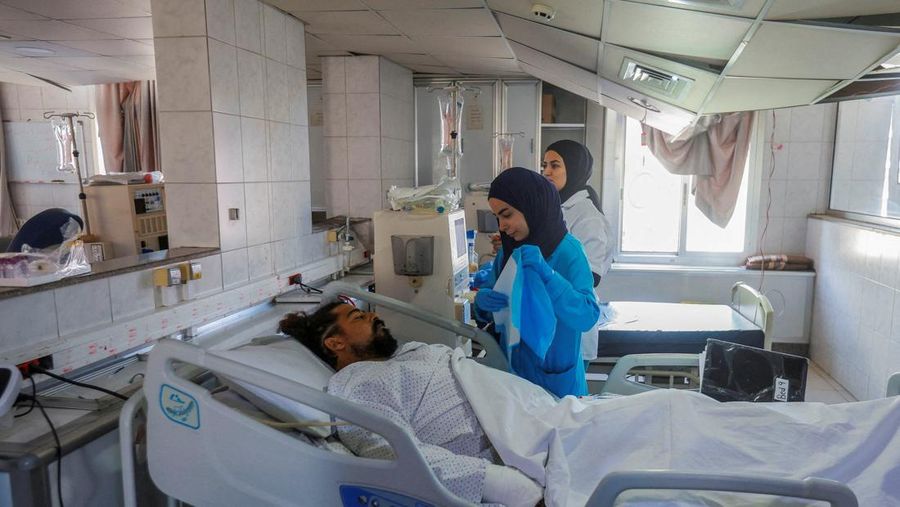 Serangan udara Israel menghantam Rumah Sakit Jabal Amel di Kota Tyre, Lebanon pada Senin (1/6/2026). Foto-foto memperlihatkan suasana mencekam, dengan kerusakan pada rumah sakit serta jendela-jendela yang hancur akibat ledakan. (REUTERS/Aziz Taher)